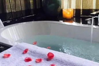 武汉江夏水疗池中的失重冥想：当身体学会漂浮